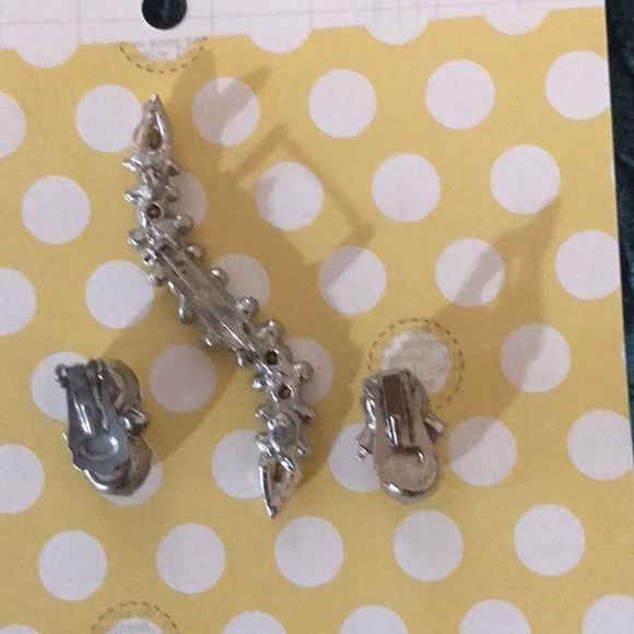 Vintage rhinestone brooch and vintage clip earrings - Picture 4 of 4